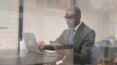 Afrikalı İşadamı Çalışma Alanında Çevrimiçi Alışverişin Tadını Çıkartıyor
