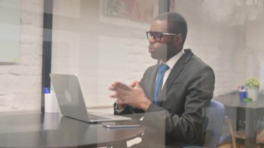 Afrikalı İş Adamı Laptop ile Video Sohbeti Yapıyor