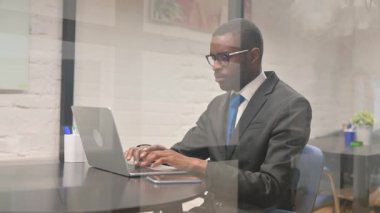 Afrikalı İşadamı Laptop 'ta Kaybından Şok Oldu