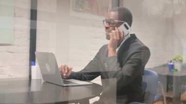 Afrikalı İşadamı Çalışma Alanında Telefonda Konuşuyor