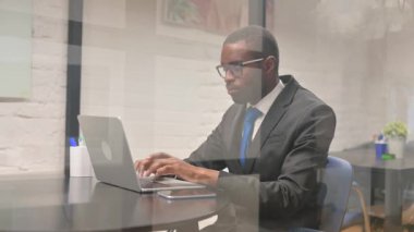 Afrikalı İşadamı Ofisteki Kameraya Ciddi Bakıyor