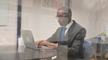 Heyecanlı Afrikalı İş Adamı Çalışma Alanındaki Kameraya Gülümsüyor