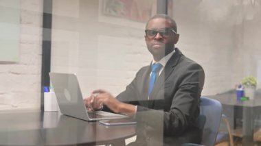 Ofiste Çalışırken İnkâr Eden Afrikalı İşadamı