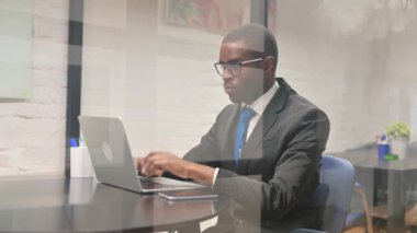 Kameraya bakarken Afrikalı İş Adamı Şok Etti