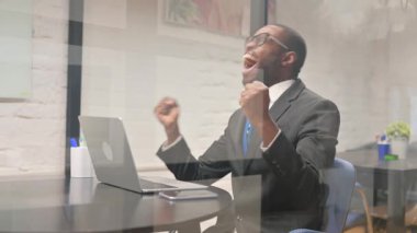 Hüsrana uğramış Afrikalı İşadamı Çalışma Alanında Şanssız ve Gergin Hissediyor