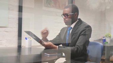 Afrikalı İşadamı Dijital Tablet üzerinde çalışıyor