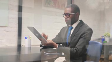 Afrikalı İşadamı Tablette Başarı Kutlaması