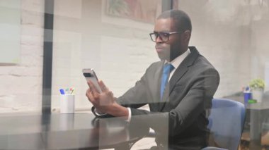 Afrikalı İşadamı Çalışma Alanında İnternet Taraması Yapıyor