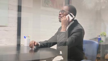 Afrikalı İşadamı Çalışma Alanında Telefonda Konuşuyor