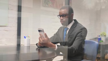 Afrikalı İşadamı Çalışma Alanında Tablet 'te Video Sohbeti Yapıyor