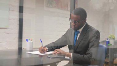 Afrikalı İşadamı Çalışma Alanında Mektup Yazıyor