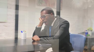 Yorgun Afrikalı İş Adamı Ofiste Otururken Uyuyor