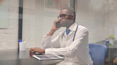 Hastanedeki Afrikalı Erkek Doktor 'un Telefon Konuşması