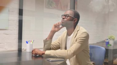 Beyin Fırtınası Olgun Yetişkin Adam Ofiste Rahatlıyor