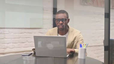 Yetişkin Afrikalı Adam Dizüstü bilgisayarda çalışıyor