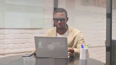 Migreni olan yetişkin bir Afrikalı.