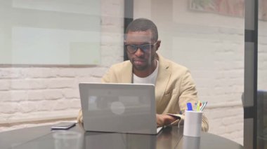 Yetişkin Afrikalı Adam Laptop 'ta Kaybından Şok Oldu