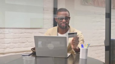 Olgun Afrikalı Adam Çevrimiçi Alışverişin keyfini çıkarıyor