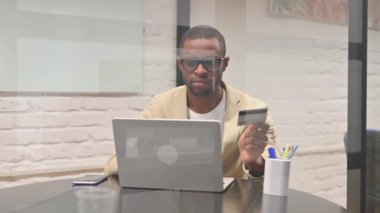 Olgun Afrikalı Adam Çevrimiçi Alışveriş Başarısızlığına Tepki Veriyor