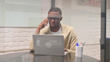 Yetişkin Afrikalı Adam Telefonda konuşuyor