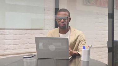 Yetişkin Afrikalı Adam Kameraya Ciddi Bakıyor