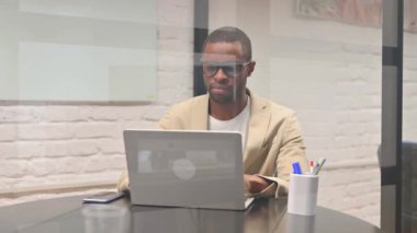 Orta yaşlı adam çalışma alanını terk ediyor, toplantıya geç kalıyor