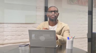 Gülümseyen Yetişkin Afrikalı Adam Kameraya Bakıyor