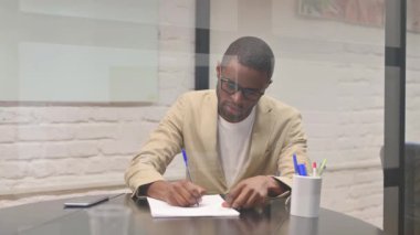 Yetişkin Afrikalı Adam Mektup Yazıyor