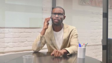 Yetişkin Afrikalı Adam Telefonda konuşuyor