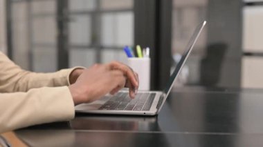 Laptop 'ta Yazan Afrikalı Erkek El Görünümü