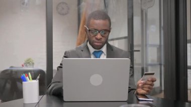 Afrikalı İşadamı Çalışma Alanında Çevrimiçi Alışverişin Tadını Çıkartıyor