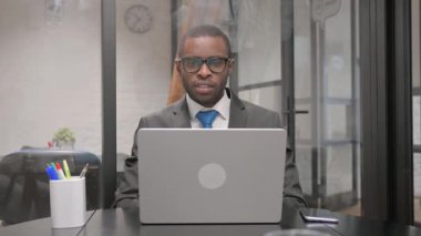 Afrikalı İşadamı Dizüstü bilgisayarında Başarı Kutlaması