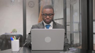 Afrikalı İşadamı Laptop 'ta Kaybından Şok Oldu