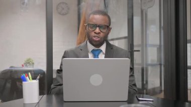 Afrikalı İş Adamı Laptop ile Video Sohbeti Yapıyor