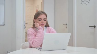 İş Kadını İş yerinde Otururken Uyuyor