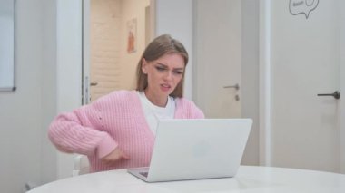 Sırt Yorgunluğu ve Ağrısı Olan İş Kadını