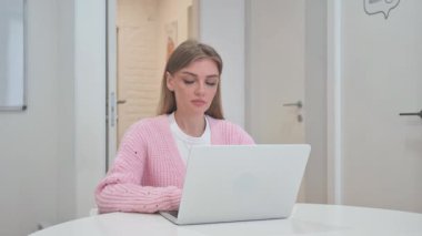 İş Kadını Ofiste Kameraya Bakıyor