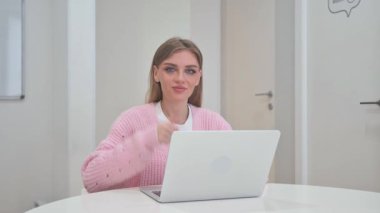 Ofiste Çalışan İş Kadınından Baş Parmakla