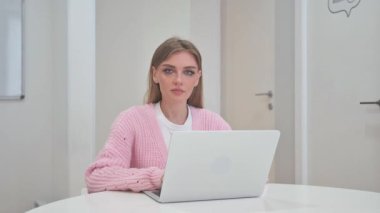 Şaşırmış İş Kadını Heyecanla Kameraya Bakıyor