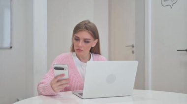 İş Kadını İş İçin Çoklu Sayısal Aygıt Kullanıyor