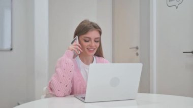 Çalışma Alanında İş Kadını Müşterisiyle Telefon Görüşmesi