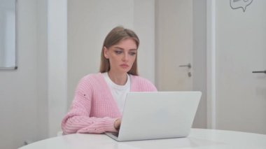 İş Kadını Çalışma Alanından Ayrıldı, Toplantıya Geç Kaldı