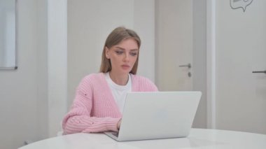 Çalışma Alanında Sinirli Genç Kadın Gergin