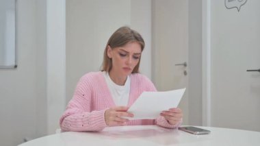 Küfürbaz İş Kadını Yıllık İş Raporuna Tepki Verdi