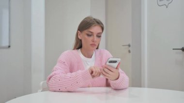 İş Kadını Çalışma Alanında Telefonda Mesaj Yazıyor