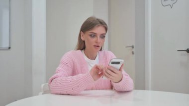 Çevrimiçi Başarılı Telefon Ticareti İçin Heyecanlı İş Kadını