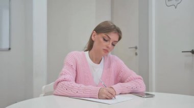 İş Kadını İş Mektubu Yazıyor