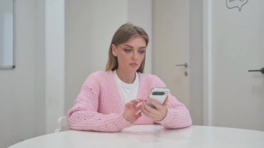 Telefondaki Ticari Kaybı Olan İş Kadını