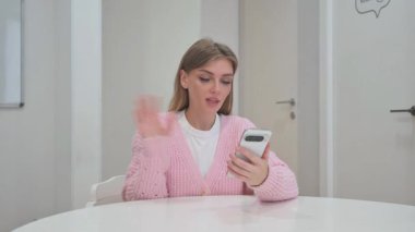 İş Kadını Telefonla Video Sohbeti Yapıyor