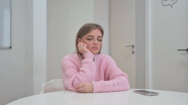 Yorgun İş Kadını Ofiste Otururken Uyuyor